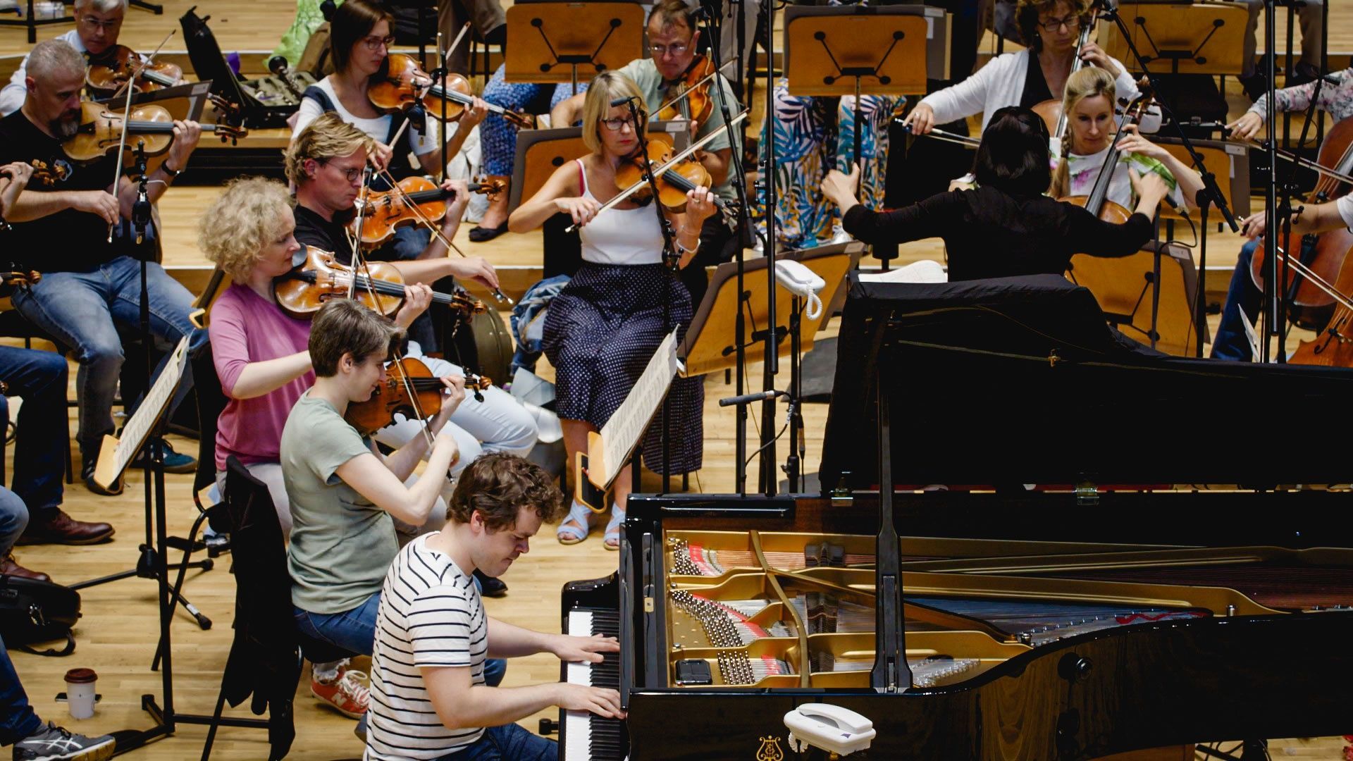 Benjamin Grosvenor plays Chopin Concertos